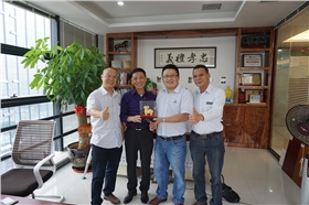 順德涂料商會(huì)會(huì)長為漆強(qiáng)化工送上金羊.jpg