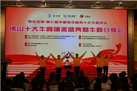 漆強(qiáng)化工員工帶來(lái)的舞蹈.jpg