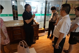 李江會(huì)長對漆強(qiáng)化工的企業(yè)文化、產(chǎn)品品質(zhì)確認(rèn).jpg