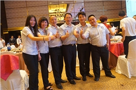 漆強(qiáng)化工網(wǎng)絡(luò)團(tuán)隊(duì)與CCTV-2 央視財(cái)經(jīng)評(píng)論員、單仁資訊集團(tuán)董事長(zhǎng)單仁合影(右三).jpg