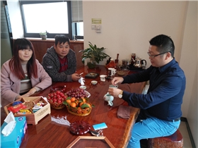 福建泉州陳總（左一）、曾總（左二）和漆強(qiáng)化工總經(jīng)理張文（右一）.jpg
