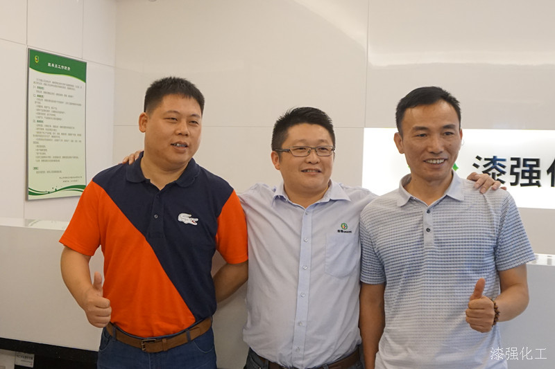 漆強(qiáng)總經(jīng)理張文與富麗圖束總合影（水?。?jpg