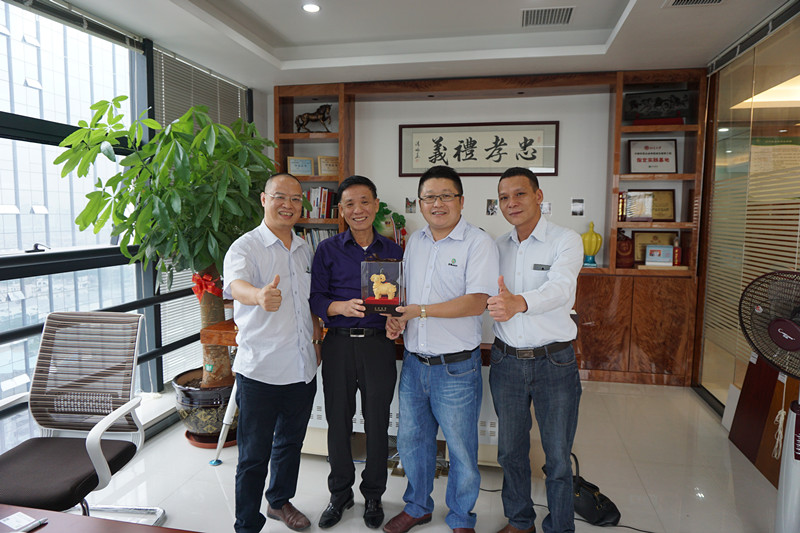 順德涂料商會(huì)會(huì)長為漆強(qiáng)化工送上金羊.jpg