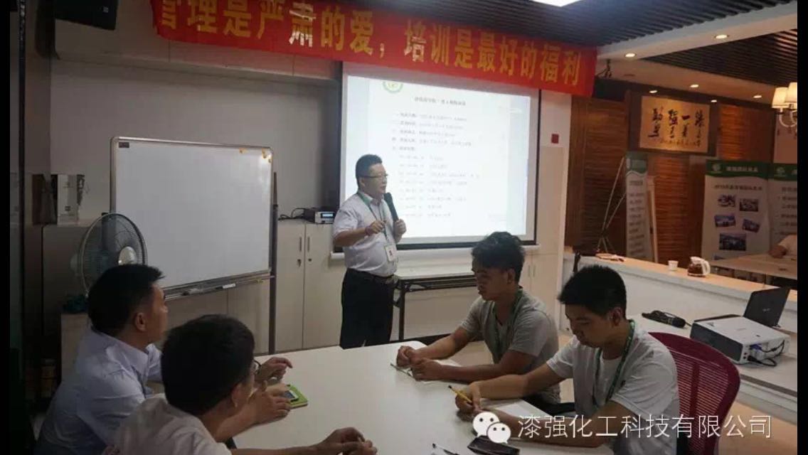 商學(xué)院院長張文以漆強化工《目標(biāo)與未來》做開場白.jpg