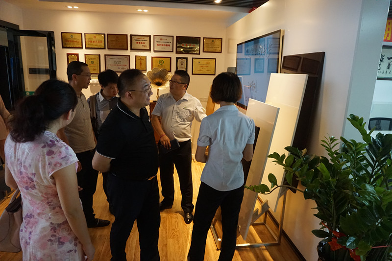 家居產(chǎn)業(yè)鏈執(zhí)行會(huì)長李江先生一行人蒞臨漆強(qiáng)化工參觀指導(dǎo).jpg
