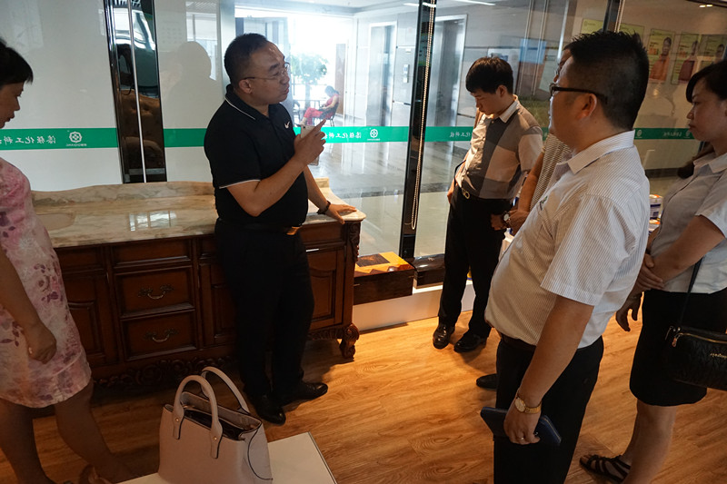 李江會(huì)長對(duì)漆強(qiáng)化工的企業(yè)文化、產(chǎn)品品質(zhì)確認(rèn).jpg