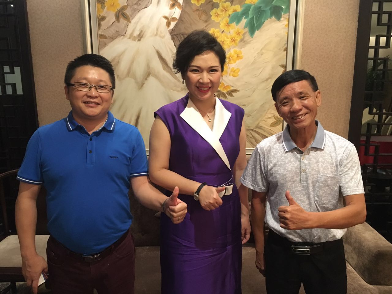 漆強(qiáng)化工總經(jīng)理張文與蘭芳、胡景釗合影.jpg