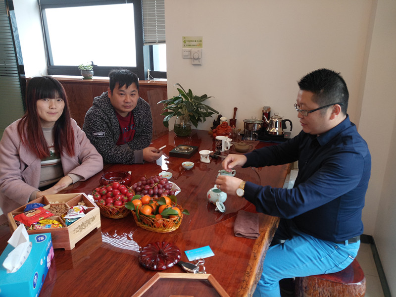 福建泉州陳總（左一）、曾總（左二）和漆強(qiáng)化工總經(jīng)理張文（右一）.jpg